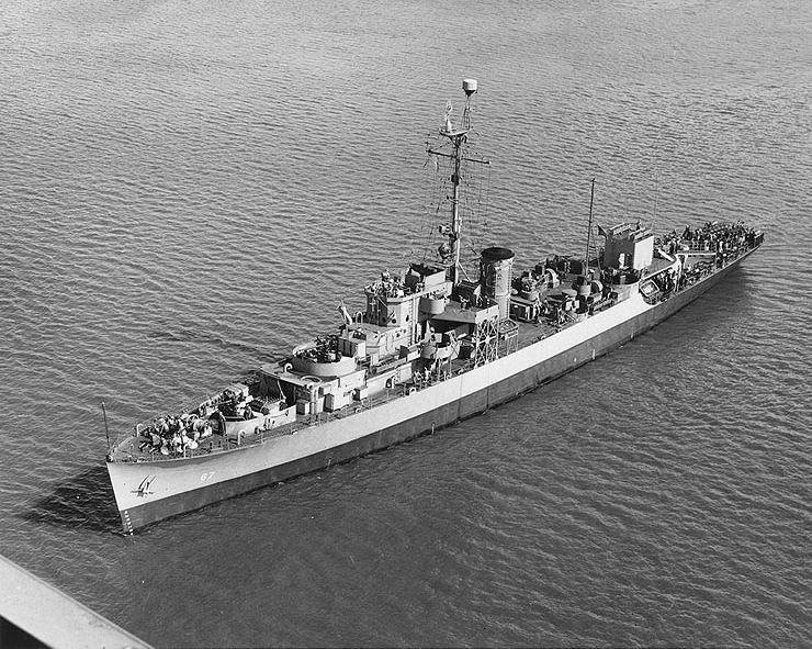 USS_Peoria_(PF-67)_off_Charleston,_South_Carolina_(USA),_circa_in_June_1945_(19-N-84718).jpg